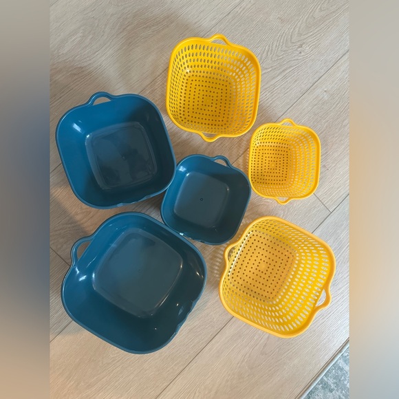 Set of Yellow and Dark Teal Nesting Colanders - Picture 3 of 4